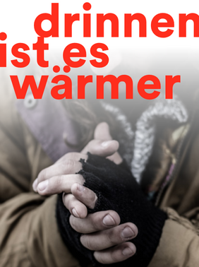 Nahaufnahme zweier Hände mit Handschuhen. Eine Person reibt ihre Hände vor Kälte. 