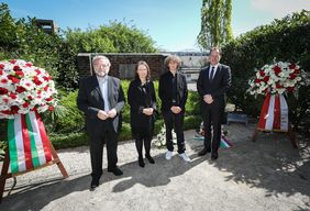 Gedenken am Mahnmal an der Anton-Betz-Straße: (v. l.) Polizeipräsident Norbert Wesseler, Claudia Siebner, Enkelin von Aloys Odenthal, Ole Heier, Urenkel von Theodor Andresen, sowie OB Dr. Stephan Keller; Fotos: Zanin