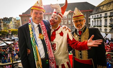 Oberbürgermeister Dr. Stephan Keller, Hoppeditz Tom Bauer und CC-Präsident Michael Laumen auf dem Rathausbalkon (v.l.). Fotos: Zanin