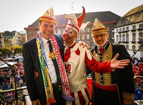Oberbürgermeister Dr. Stephan Keller, Hoppeditz Tom Bauer und CC-Präsident Michael Laumen auf dem Rathausbalkon (v.l.). Fotos: Zanin
