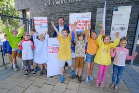 Stadtdirektor Burkhard Hintzsche mit teilnehmenden Kindern des Ferienprogramms Adventure School 2023, alle Fotos: M. Gstettenbauer.