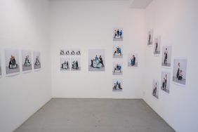 In einem kleinen Fotostudio entstanden Portraits, die mit wenigen Mitteln die Besonderheiten von Freundschaften und dem jeweiligen Verhältnis zueinander eingefangen haben - diese werden im Salzmannbau gezeigt. Foto: Michael Gstettenbauer
