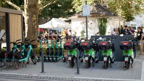 Die Sharingstation an der Mobilitätsstation Friedensplätzchen. Foto: Connected Mobility Düsseldorf