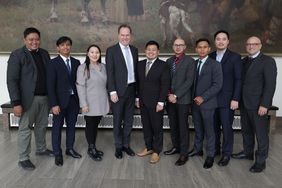 Oberbürgermeister Dr. Stephan Keller hat am Donnerstag, 21. März, eine Besuchsgruppe aus Asien im Düsseldorfer Rathaus begrüßt. Foto: David Young