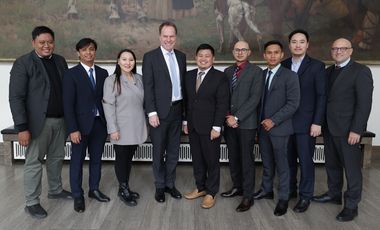 Oberbürgermeister Dr. Stephan Keller hat am Donnerstag, 21. März, eine Besuchsgruppe aus Asien im Düsseldorfer Rathaus begrüßt. Foto: David Young