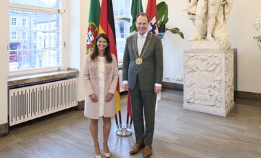 OB Dr. Stephan Keller empfing am Freitag, 11. Juli 2025, die Generalkonsulin der Portugiesischen Republik, Elisabete Palma, zum Antrittsbesuch. Foto: Claus Langer