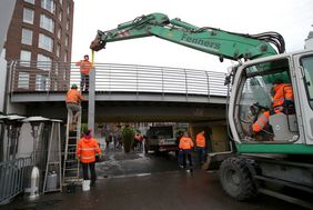 Am Durchgang vom Unteren Rheinwerft zum Alten Hafen wird am Donnerstag, 6. Februar, eine Schutzwand aus Dammbalken, Stahlstützen und Metall-Elementen installiert. Archivbild: Lammert