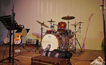 Foto mit Instrumenten auf einer Bühne