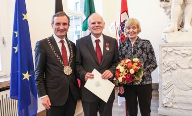 OB Geisel überreicht die Verdienstmedaille des Verdienstordens an Volker Wirths (in Begleitung seiner Frau Barbara); Foto: Zanin