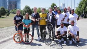 Stellten das Bühnenprogramm vor (von links): Sandra Dautzenberg und Paula vom Verein Vanny, Musiker Paul Falk, Hochradfahrer Ralf Flören, OB Thomas Geisel, Bürgermeister Günter Karen-Jungen, Pantomime Nemo und die Clowns aus Südafrika