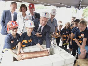 Oberbürgermeister Geisel legte den Grundstein an der Carl-Sonnenschein-Schule. Mit dabei (hinten, v.l.) Bezirksbürgermeister Uwe Wagner, Schulleiterin Birgit Nösser, Stadtdirektor Burkhard Hintzsche und Bürgermeister Wolfgang Scheffler, Foto: W. Meyer