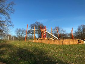 Rutschenturm und Schaukelpromenade bilden den oberen Teil der neugestalteten Spielfläche. Foto: Landeshauptstadt Düsseldorf/Gartenamt