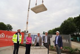 V.l.: IPM-Projektingeneur Michael Köhler, Ratsfrau Ursula Holtmann-Schnieder, Abteilungsleiter im Jugendamt Wendelin Dutenhöfer, Stadtdirektor Burkhard Hintzsche und Geschäftsführer des Bauunternehmens Fechtelkord & Eggersmann Tim Schneider. Foto: Lam
