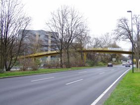 Die 62 Jahre alte Fußgängerbrücke über den Kennedydamm in Höhe der Hans-Böckler-Straße muss abgerissen werden. Foto: Amt für Verkehrsmanagement