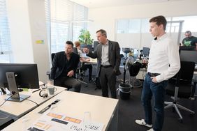 Oberbürgermeister Thomas Geisel (Mitte) am 29.07.2020 beim Besuch des Startups Cognigy mit Phillip Heltewig (links) und Sascha Poggemann (rechts): Foto: Gstettenbauer