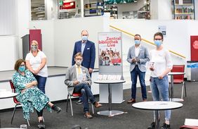 Gaben Einblicke in das Programm: (V. l.) Annette Krohn (Bereich Literatur), Michaela Hutzheimer (Kinder- und Jugendliteratur), Dr. Norbert Kamp, Thomas Kalk (Bereich Musik), Stephan Schwering und Maike Lins (Digitalen Kundenservice); Foto: Melanie Zanin