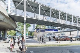 Die Visualisierung zeigt den zukünftigen Ausgang des U-Bahnhofs Flughafen Terminal nahe des Maritim-Hotels. Grafik: Landeshauptstadt Düsseldorf/Amt für Verkehrsmanagement