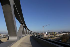 An der Nordsternbrücke konnte nun die Hochzeit der beiden Brückenteile wie geplant stattfinden. Begonnen hatte der Vorschub im Sommer 2021. Foto. Ingo Lammert