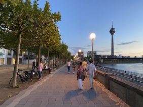 Hier die aktuellen Kugelleuchten am Rheinufer. Die neuen Leuchtenköpfe sind zukünftig zuschaltbar, so dass die Beleuchtungsstärke bei Bedarf erhöht werden kann. Foto: Amt für Verkehrsmanagement