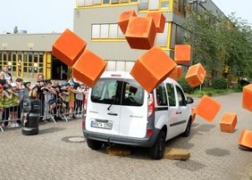 Bei einem Bremstest wird den Viertklässlern verdeutlicht, wie lange ein Fahrzeug braucht, bis es aus voller Fahrt zum Stillstand kommt. Foto: Wilfried Meyer 