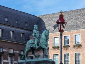 Die historischen Laternen, die das Jan-Wellem-Denkmal einrahmen, sind  im Auftrag der Landeshauptstadt von der Netzgesellschaft Düsseldorf aufwändig restauriert und modernisiert worden. Foto: Melanie Zanin