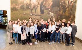 Eine Schülergruppe aus Russland wird von Oberbürgermeister Thomas Geisel im Rathaus empfangen. Foto: Uwe Schaffmeister