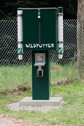 Einer der drei neuen Tierfutterautomaten, die den Besuchern des Wildparks ab sofort zur Verfügung stehen, Foto: Michael Gstettenbauer. ettenbauer