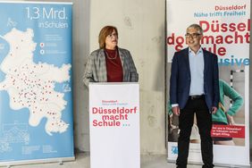 Dr. Dorothee Pietzko, Schulleiterin des Friedrich-Rückert-Gymnasiums und Schulleiter Helge Bonholt vom Weiterbildungskolleg der Stadt Düsseldorf freuen sich über den Baufortschritt. Foto: Melanie Zanin