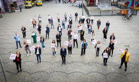 OB Thomas Geisel (vorne) begrüßte am Rathaus eine Gruppe von 35 städtischen Auszubildenden stellvertretend für alle 450 Nachwuchskräfte, die am 1. September ihre Arbeit bei der Stadt Düsseldorf aufgenommen haben. Foto: Zanin