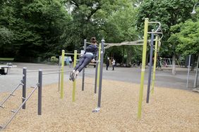 Der Spielplatz bietet auch eine neue Calisthenics-Anlage für Fitness-Übungen sowie zwei neue Tischtennisplatten.