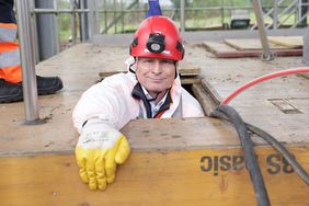 Frank Heuner, Technischer Leiter des Stadtentwässerungsbetriebs, beim Ausstieg aus dem Düker. Foto: David Young