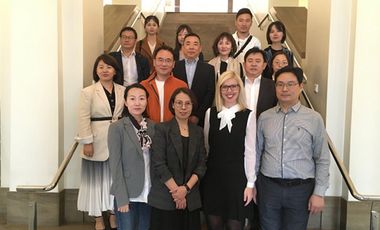 Die Journalistengruppe aus Changzhou informierte sich bei Theresa Winkels (2. v.r.)  über den Wirtschaftsstandort Düsseldorf. © Wirtschaftsförderung