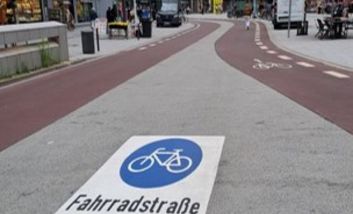 Foto von Piktogramm auf der Fahrbahn am Eingang der Fahrradstraße Am Wehrhahn
