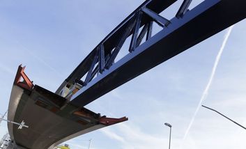Der Vorschub eines Brückenabschnitts dauert acht bis zehn Stunden. Foto: Landeshauptstadt Düsseldorf/Ingo Lammert 