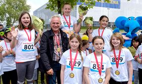 Siegerehrung mit dem Vorsitzenden des Sportausschusses, Burkhard Albes © Landeshauptstadt Düsseldorf/Uwe Schaffmeister 