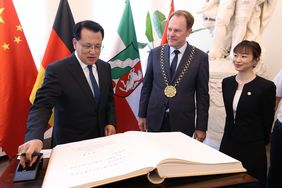 Parteisekretär Dr. Yuan Jiajun hat sich im Beisein von Oberbürgermeister Dr. Stephan Keller ins Goldene Buch der Stadt eingetragen am Freitag, 20. Juni 2025; Foto: David Young