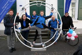 Rhönrad-Turndemonstration des Gerresheimer TV (GTV) am Gerresheimer Rathaus (v.l.): Stadtdirektor Burkhard Hintzsche, GTV-Geschäftsführerin Gabriela Jaik, Frida Stach, Ina Sommer, GTV-Vorsitzender Rolf Ribbert und Bezirksbürgermeister Karsten Kunert. 