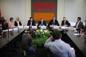 Vorstellung des Deloitte-Berichtes mit Ratsfrau Leibauer, Projektleiterin Winkels, Stadtdirektor Hintzsche, Oberbürgermeister Geisel, DM-Geschäftsführer Schrader, sowie Karsten Hollasch und Roland Haage (Deloitte). Foto: David Young