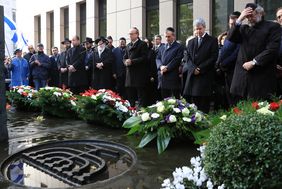 Kranzniederlegung an der Kasernenstraße (v.l.): Dr. Joachim Stamp, stellv. Ministerpräsident NRW, Landtagspräsident André Kuper, OB Thomas Geisel, Dr. Oded Horowitz, Vorsitzender Jüdische Gemeinden, und Polizeipräsident Norbert Wesseler. Foto: Ingo 