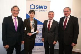 OB Thomas Geisel (2.v.r.) stellt die neu aufgestellte Geschäftsführung der SWD vor mit: Dr. Eva-Maria Illigen-Günther und Dr. Heinrich Labbert (l.). Mit dabei auch Dr. Labberts Vorgänger Jürgen Heddergott (r.). Foto: Young