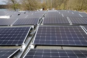 Die 312 Quadratmeter große Photovoltaikanlage wurde auf den Dächern der Zweckverbandsverwaltung am Nordufer des Unterbacher Sees installiert. Foto: Uwe Schaffmeister
