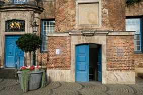 Die Eingangstür am Marktplatz 1 in den historischen Rathauskeller; Foto: Gstettenbauer