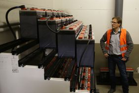 Im Falle eines Stromausfalls sorgen "Ersatzbatterien" dafür, dass die Tunneltechnik weiter funktioniert. Foto: David Young