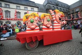 Nach zwei Jahren Corona-Zwangspause rollt der Rosenmontagszug wieder durch Düsseldorf. Entsprechend freudig wirkt der Jeck auf Jacques Tillys Mottwagen.