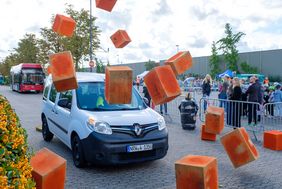 Bei einem Bremstest wird verdeutlicht, wie lange ein Fahrzeug braucht, bis es aus voller Fahrt zum Stillstand kommt © Landeshautpstadt Düsseldorf/Uwe Schaffmeister 