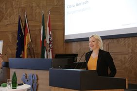 Bürgermeisterin Clara Gerlach bei ihrem Grußwort zu Beginn der Veranstaltung Düsseldorfer Heimat(en) © Landeshauptstadt Düsseldorf/Ingo Lammert 