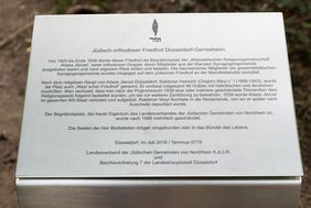 Auf die Geschichte des jüdischen Friedhofs weist nun eine Erinnerungstafel hin, die von der Bezirksvertretung 7 initiiert wurde. Foto: Uwe Schaffmeister