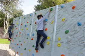 Kinder erobern die Boulderwand; Foto: Lammert