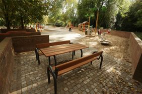 Schaukeln, Klettern und Matschen unter Palmen: Kinderspielplatz Emmastraße eröffnet. Foto: David Young