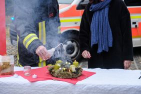 In der Weihnachtszeit kommt es immer wieder zu Bränden von Adventsgestecken oder Weihnachtsbäumen. Feuerwehrdezernentin Helga Stulgies und Feuerwehrsprecher Christopher Schuster zeigten, wie Brände entstehen und wie sie gelöscht werden können.